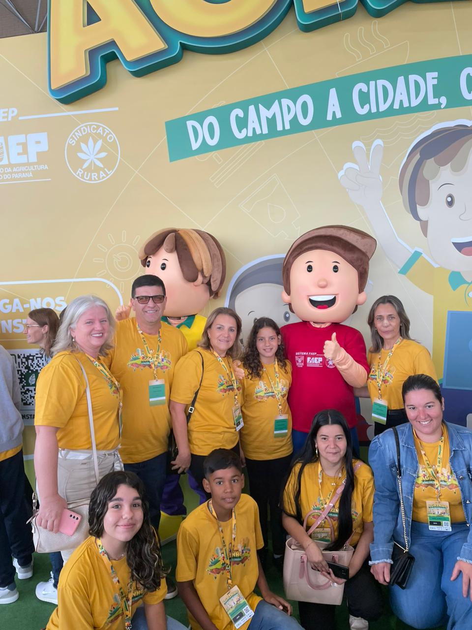 Nesta segunda teve a abertura da finalíssima da classificação do Projeto Agrinho em Curitiba Pr.  A Diretoria do Sindicato Rural de Mambore esteve representado pelo Delegado Ricieri Zanatta Neto acompanhando os alunos e Professora classificada do Municpio de Mambore. Na experiência pedagógica estamos concorrendo a um veiculo zero quilometro. Eles foram recepcionados pelo Presidente Interino da FAEP Agide Eduardo Meneguette.. Um encontro que reune mais de três mil pessoas em Curitiba e torna-se um dos maiores eventos e projetos do Estado do Paraná. Em Mambore a parceria acontece com o Sindicato Rural de Mambore, Secretaria Municipal de Educação e Colégios Estaduais.